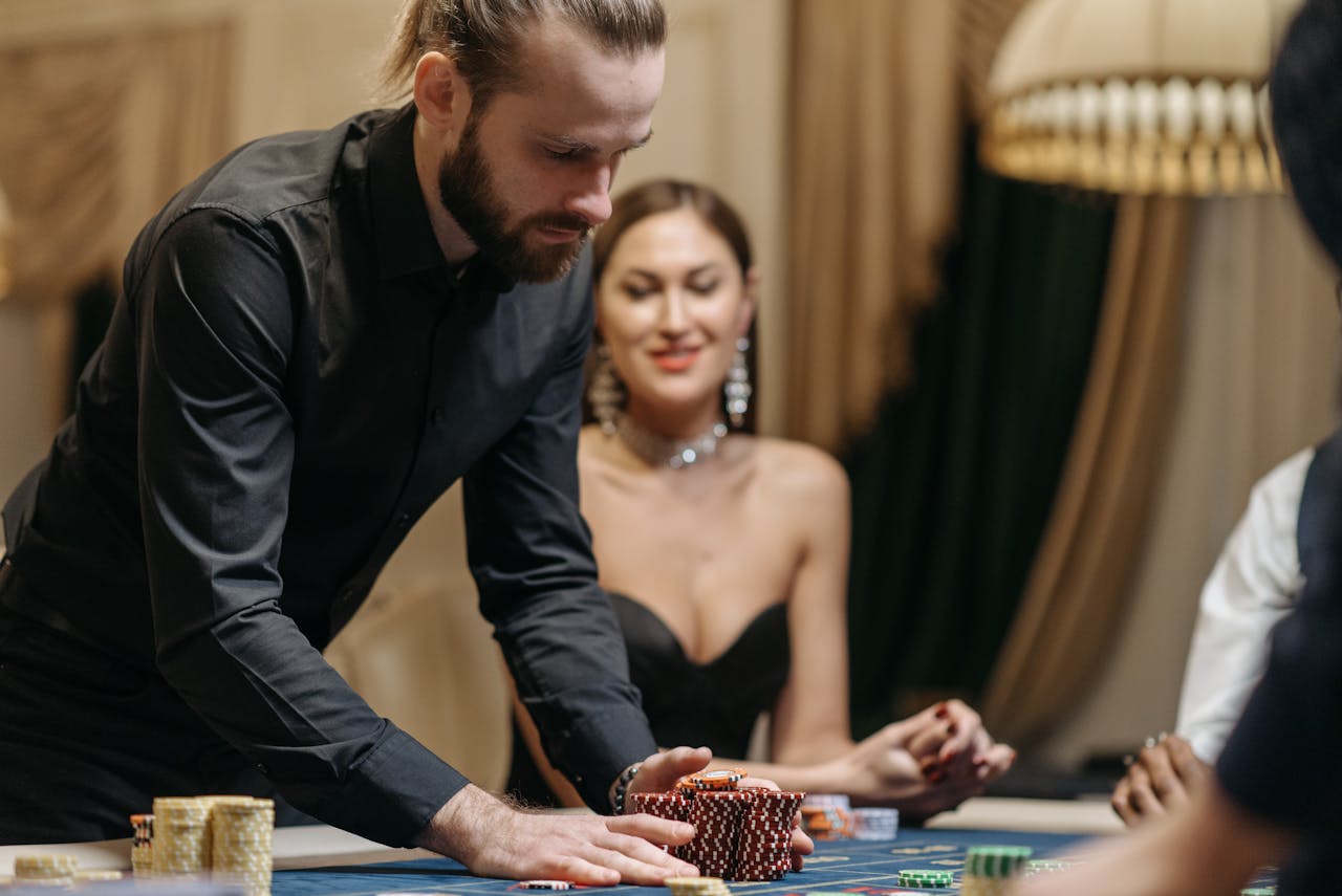 Stilvolle Casino- und Lounge-Atmosphäre